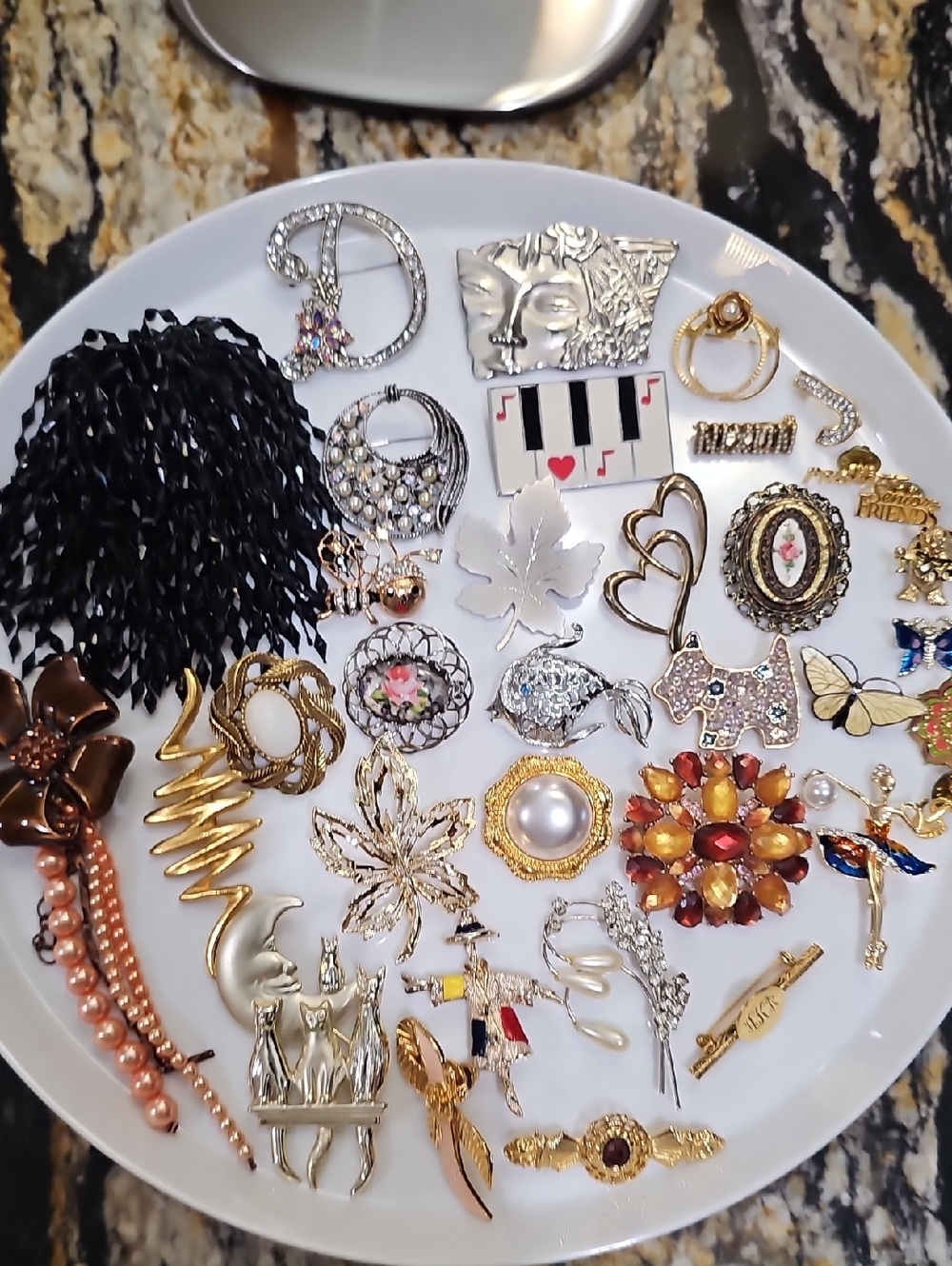Assorted Women’s Jewelry Brooches Gold & Silver Tones 30pcs